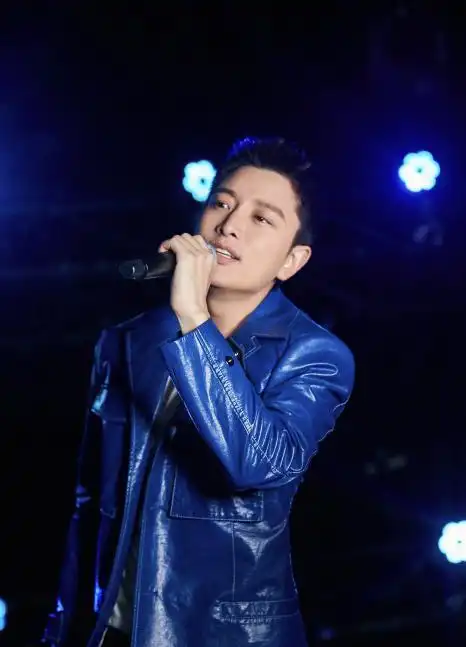 贾乃亮被传新恋情?李小璐"不服输",露脐装双马尾大秀少女感