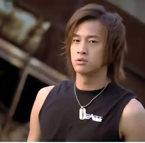 原创演员何润东喊话乐山街头步惊云下次一起拍风云3