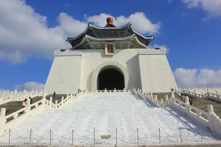 自由广场正门牌楼是台湾最宏伟的牌楼——忠烈祠