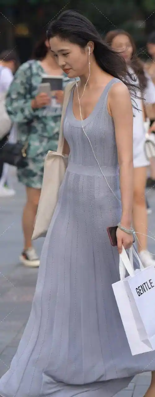 丰润雅致的连衣裙美女,才能契合自身气质,简约靓丽