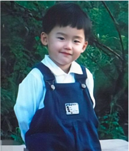 当当当当,金秀贤小时候是这么呆萌,可爱,长大以后,五官越来越精致