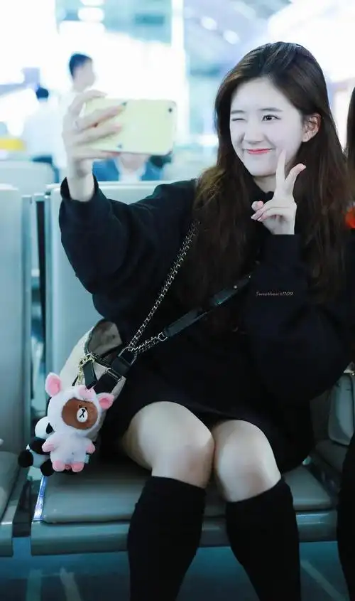 赵露思机场秀上演"下衣失踪",黑色短t超短裤,好甜好酷啊|短裙|时尚|穿