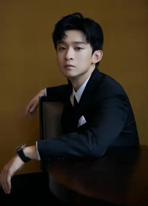 组图:首位入围白玉兰90后男演员 董子健极致黑西装大片曝光_高清图集_