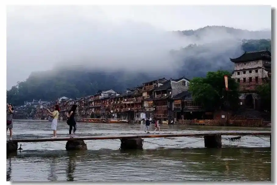 沱江河是古城凤凰的母亲河,她依着 - 抖音