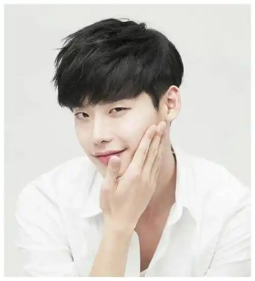 韩国男神李钟硕美得让人惊叹你认同吗