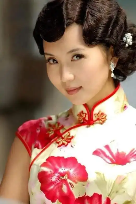 陈好的脸蛋是属于很精致的那一种,妩媚的上挑的眼睛,小小的翘翘 - 抖