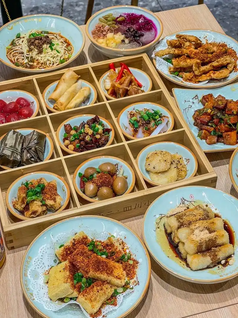 珍不二开到伊势丹啦.94人均40 就可以吃到各种四川小吃,巴 - 抖音