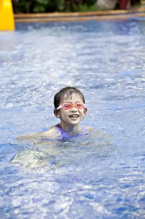 游泳,东方人,儿童,脸,头,脸颊,一个人,游泳池,宾馆,笑,微笑,露齿笑,竖