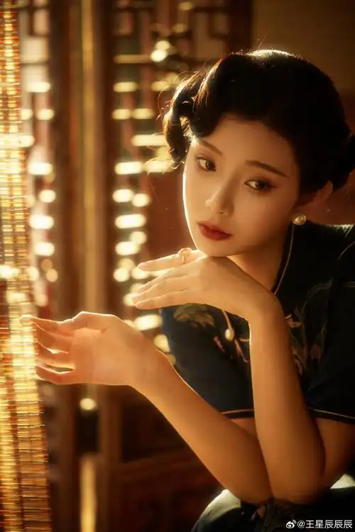 好看的不是我 是旗袍 是那一代 是中国女人  #旗袍##繁花##老上海风情