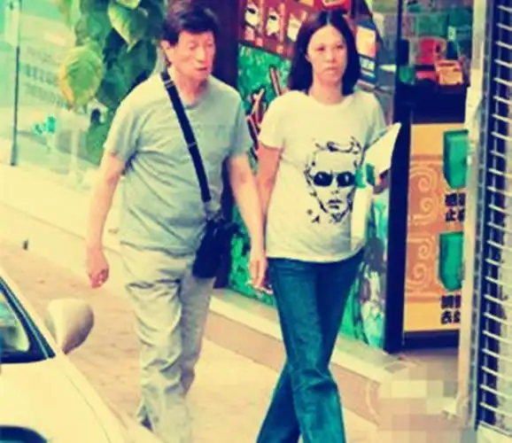 周驿尚与周文姬星妈凌宝儿如今77岁了,跟随星爷身边,默默照顾星爷.