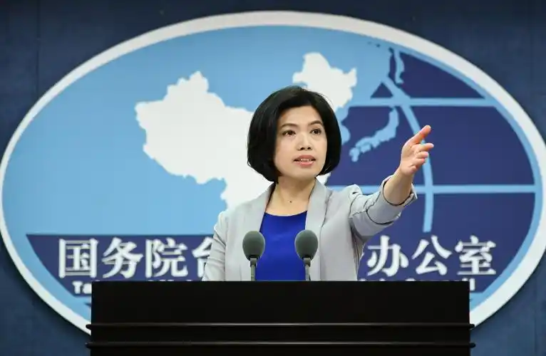 新华社照片,11月27日,国台办新任发言人朱凤莲在新闻发布会上邀请记者