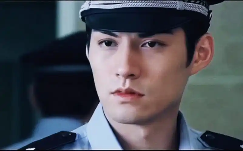 严宽/沙城:傻白甜美貌小警花