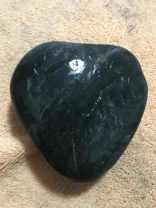 一块在大人和孩子眼里不同意义的黑石头