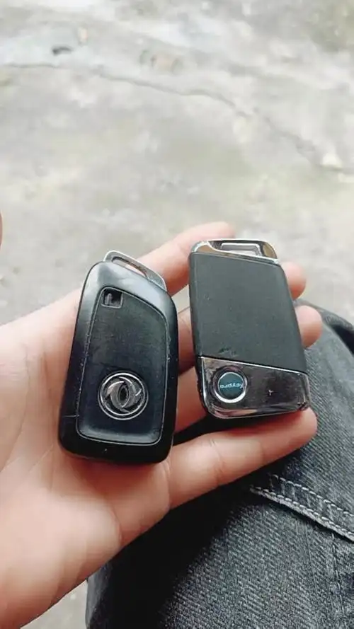 东风风神ax7朋友们我买的一七年手动挡的为什么两把车钥匙会不一样啊