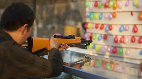 大妈摆气球射击摊被判刑3年半 当事人表示将上诉