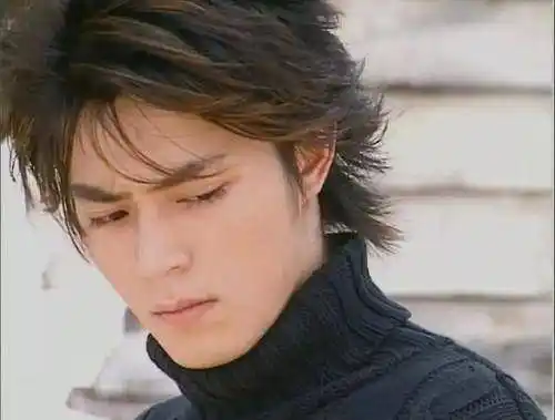 在当年还流行非主流发型的时候,霍建华就以一头长发迷倒万千少女,即使