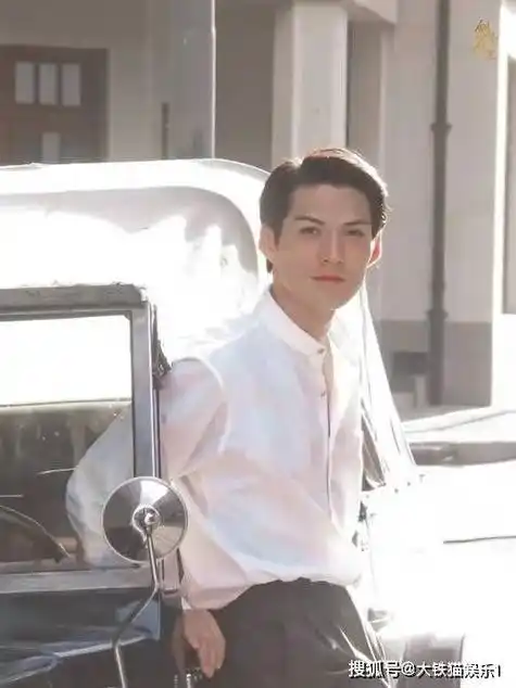 这一夜,严屹宽帅得夺目,新中式战袍高级优雅,45岁仍像小说男主_杜若溪