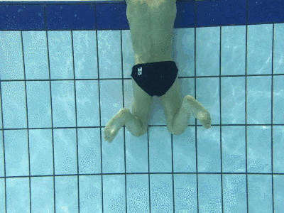 这里我们的小朋友没有控制好自己的脚掌蹬腿的时候放松了脚踝使得自己