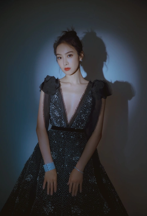 这袭深v冰沙裙将她的事业线完美的展现了出来,性感撩人,使人一眼看