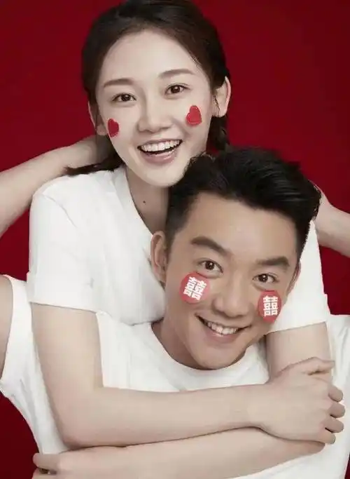 郑恺老婆苗苗,曾被剧组人员孤立博同情,如今却人设崩