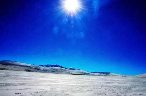太阳刚露出地面,慕士塔格尖晶莹雪白的积雪就能早早地泛现出金的光芒.