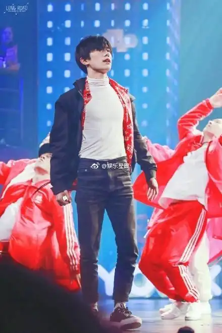 易烊千玺展现肌肉线条