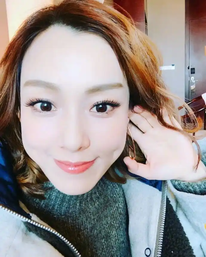 范玮琪晒近照气色良好 红唇抢眼被粉丝追问色号