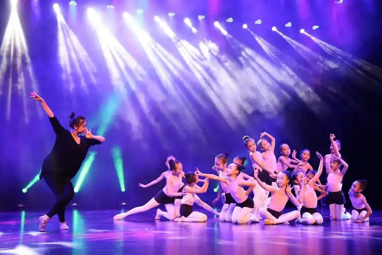 舞彩缤纷市青少年活动中心舞蹈团展现精彩表演