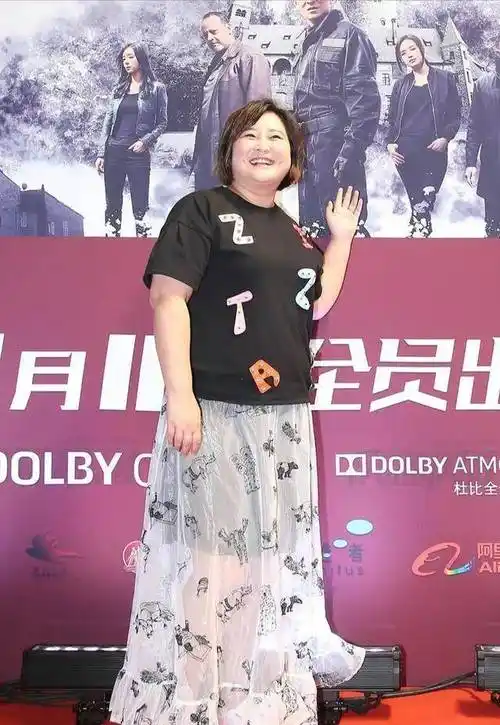 谁说胖不能穿纱裙?贾玲粉纱裙配白卫衣,酒窝大肚子少女感十足