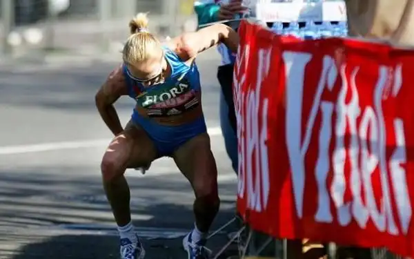 2005年伦敦马拉松比赛中,英国著名选手珀拉,在比赛中实在憋不住小便
