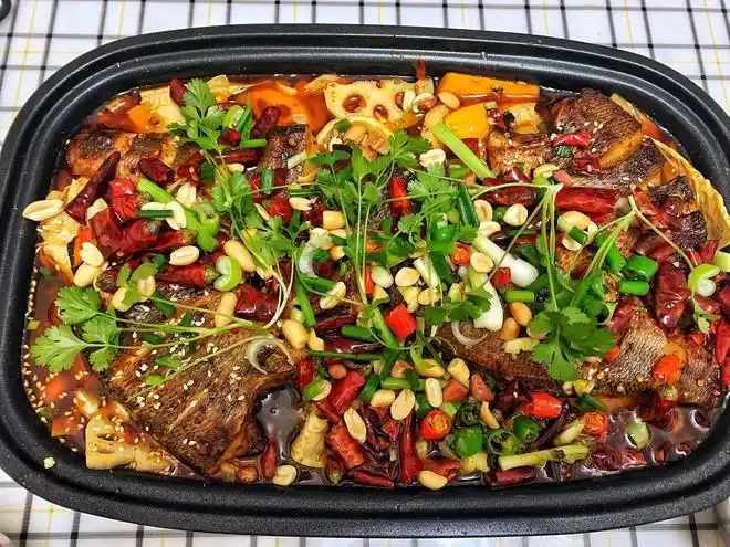 烤鱼的做法鲈鱼处理干净,提前一个小时把盐味码好,可以用烤箱烤也可以