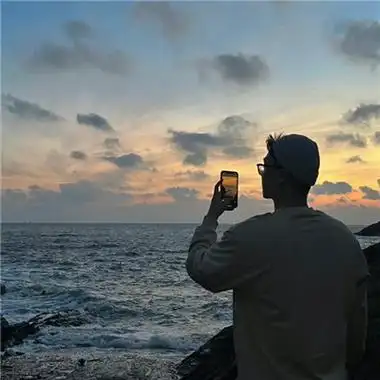 超级优质的氛围感十足的背影男头 童话只美在真实却从不续写_qq头像