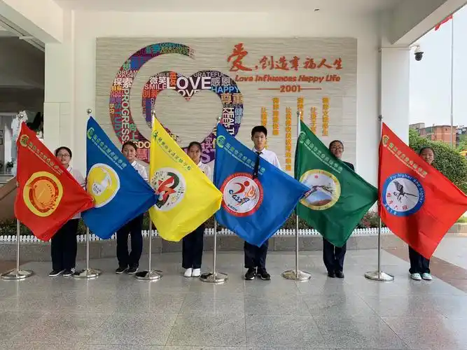 班旗飞扬,展班级风采;我心有梦,筑美好明天!