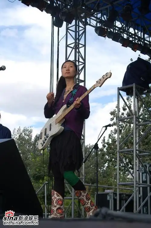 图文:06北京流行音乐节现场--布衣乐队女贝司