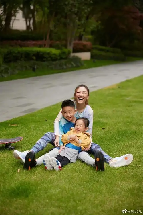 11月13日,应采儿在社交平台晒出和老公陈小春的合照庆祝婚礼13周年