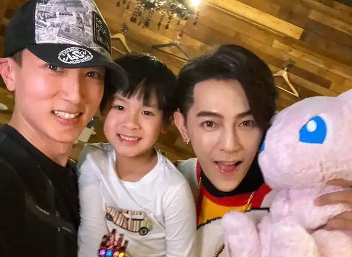 其中吴尊对女儿吴欣怡那是相当的慈爱啊,堪称为"无敌奶爸"