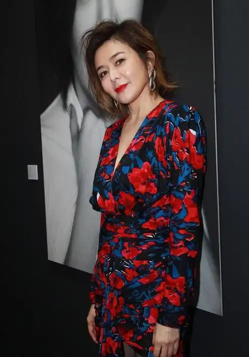 关之琳不服老不行了穿短裤衬衫气质活泼但藏不住肌肉腿