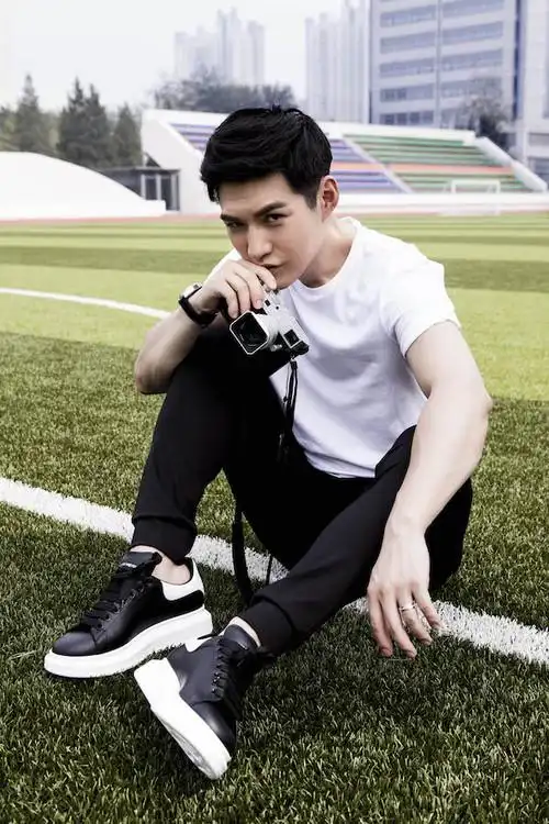 照片中严屹宽的"侧颜杀"优雅帅气,目光相对时的眉眼温柔,手举相机又带