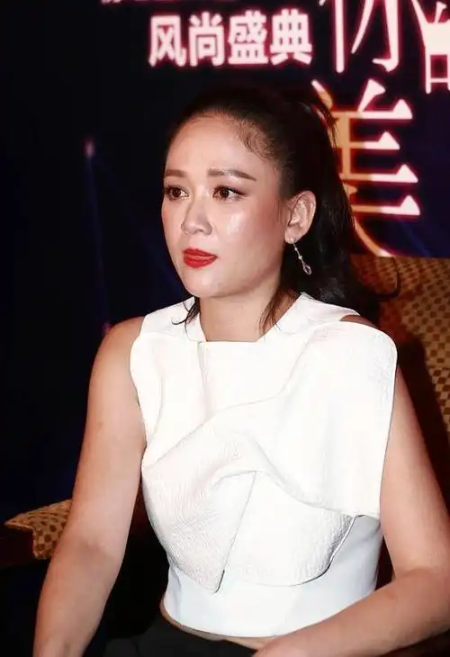 陈乔恩的颜值败给了生图满脸油光暴露年龄穿露脐装确实性感