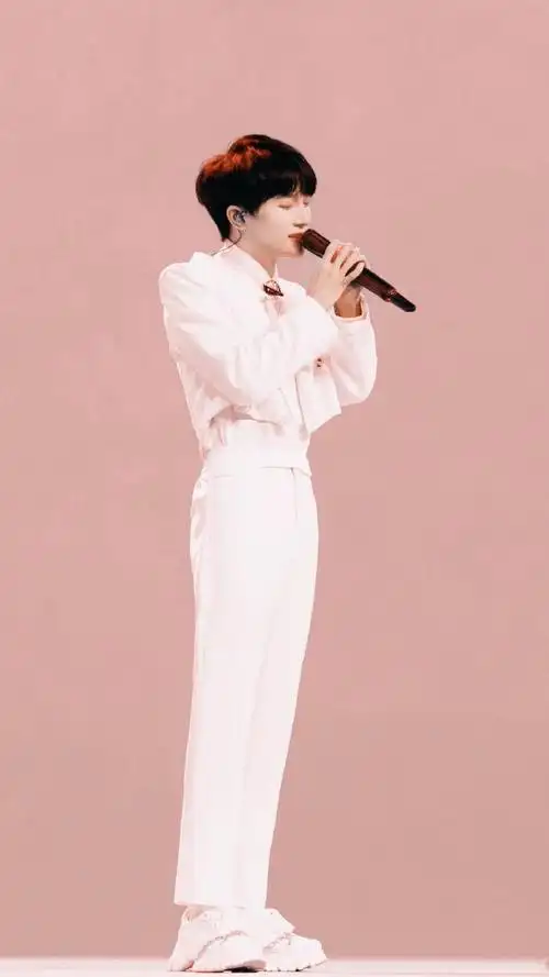 嘻嘻嘻翻出了一些很绝很绝比例的小猫腿好长好长腰好细@卡布叻_周深