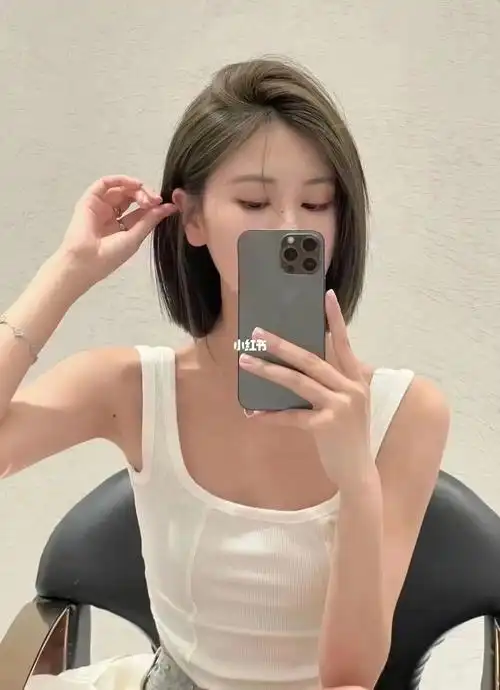 属于夏天的短发搭配夏天的颜色绝配啦!