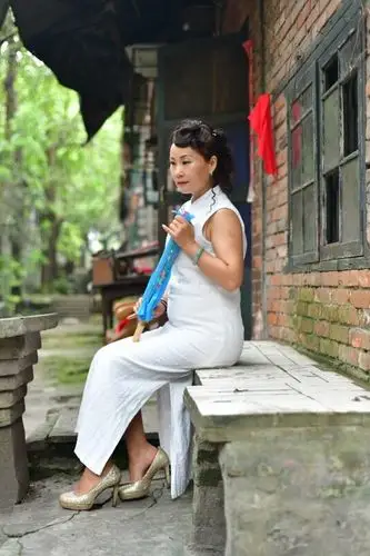 铜元局老街旗袍人像