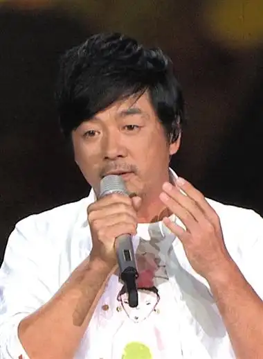 黑豹乐队原主唱秦勇为孩子讲述他和儿子大珍珠的故事.