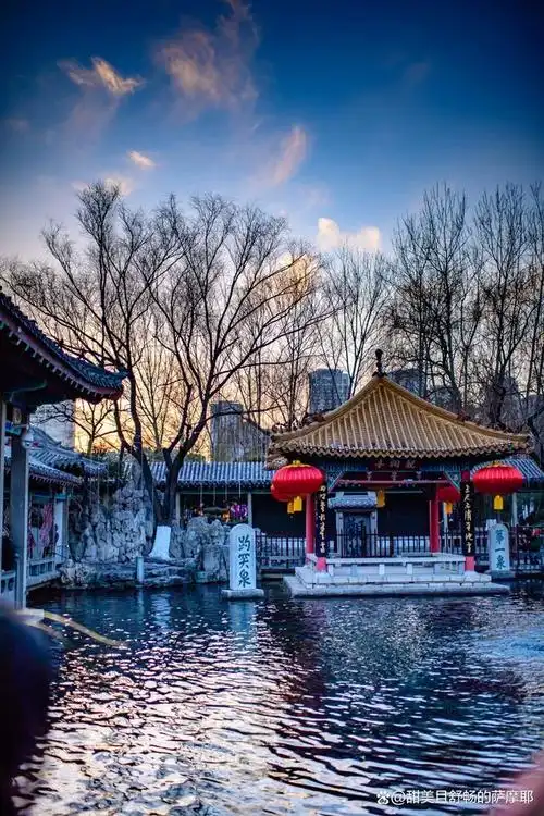 趵突泉是济南市的的一处著名景点,近年来却面临着水位下降的危机.