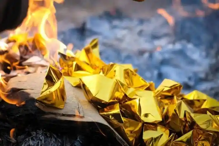 后来,有的地方不再烧寒衣,而是"烧包袱".