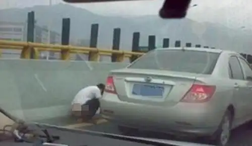 应急车道不能停,被堵在高速上的女司机,尿急该怎么办呢?