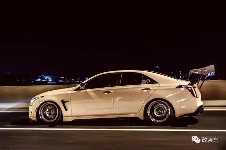 少数派玩家丨凯迪拉克ct4姿态改装,还带小姐姐自动上车功能?