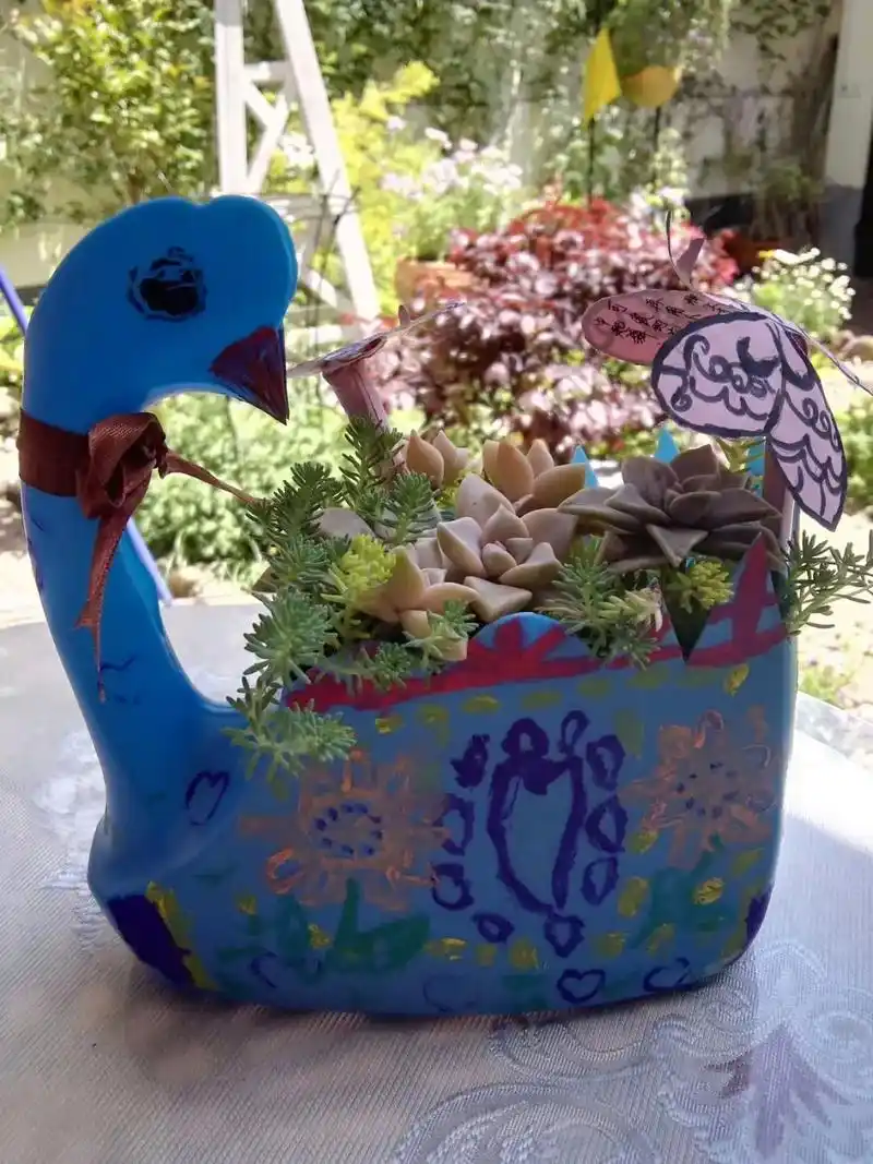 手工改造2|洗衣液瓶做成天鹅花盆.#手工 用过的洗衣液瓶不要 - 抖音