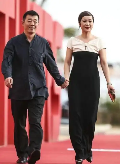 蒋雯丽隐藏20多年的老公被曝光老公穿着朴素像农民同框像父女