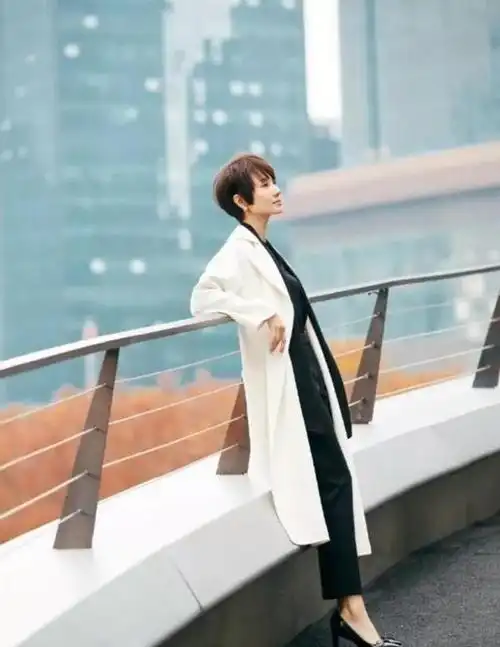 小编将从源泉的两大穿衣特征来给大家展开介绍,一是穿搭的风格,二是穿